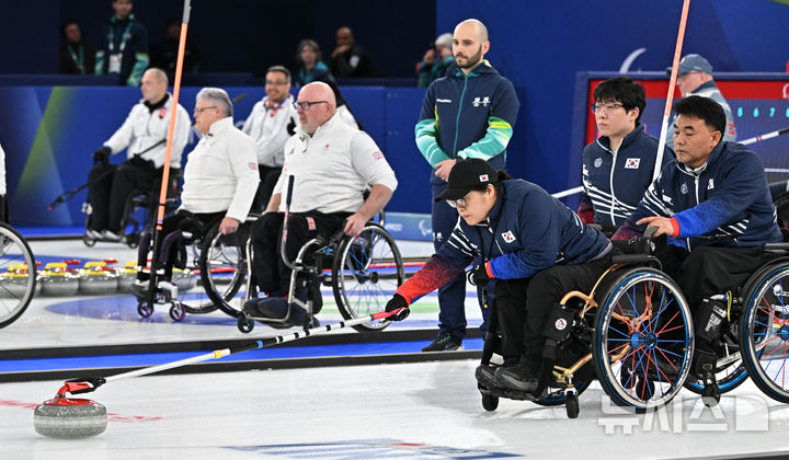 [코르티나담페초=뉴시스] 사진공동취재단 = 휠체어컬링 방민자가 12일(현지시간) 이탈리아 코르티나담페초 컬링 올림픽 스타디움에서 열린 2026 밀라노 코르티나 패럴림픽 휠체어컬링 혼성 4인조 이탈리아와의 예선전에서 힘차게 스톤을 밀고 있다. 2026.03.13. photo@newsis.com