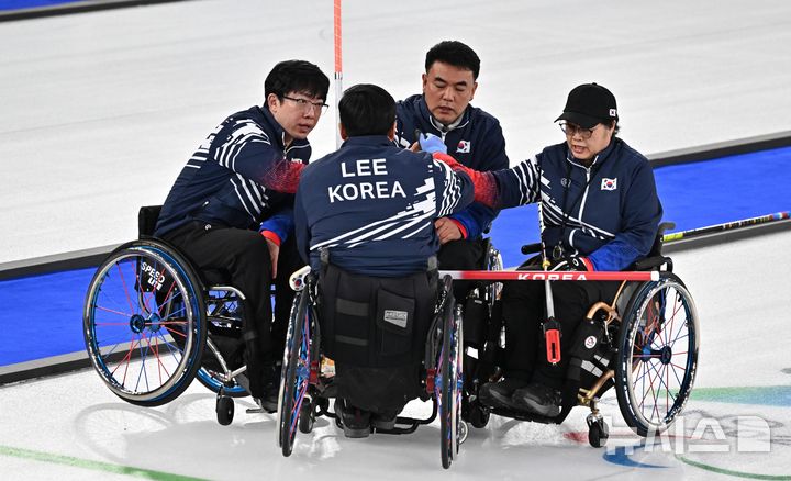 [코르티나담페초=뉴시스] 사진공동취재단 = 휠체어컬링 방민자, 이현출, 남봉광, 차진호가 12일(현지시간) 이탈리아 코르티나담페초 컬링 올림픽 스타디움에서 열린 2026 밀라노 코르티나 패럴림픽 휠체어컬링 혼성 4인조 이탈리아와의 예선전에서 파이팅을 하고 있다. 2026.03.13. photo@newsis.com