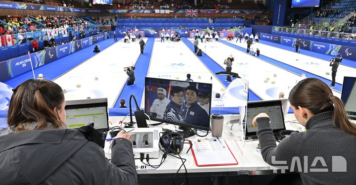 [코르티나담페초=뉴시스] 사진공동취재단 = 12일(현지시간) 이탈리아 코르티나담페초 컬링 올림픽 스타디움에서 열린 2026 밀라노 코르티나 패럴림픽 휠체어컬링 혼성 4인조 한국과 이탈리아의 예선전이 열리고 있다. 2026.03.13. photo@newsis.com
