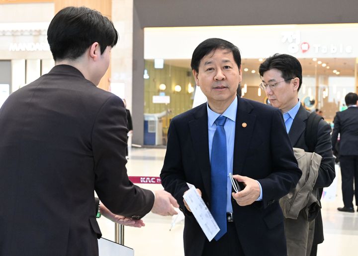 [서울=뉴시스] 구윤철 부총리 겸 재정경제부 장관이 13일 제10차 한-일 재무장관회의 참석하기 위해 김포공항을 통해 일본 도쿄로 출국하고 있다. (사진=재정경제부 제공) 2026.03.13. photo@newsis.com *재판매 및 DB 금지