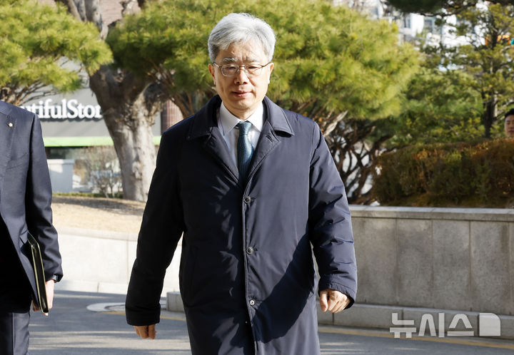 [서울=뉴시스] 김혜진 기자 = 김상환 헌법재판소 소장이 지난 13일 서울 종로구 헌법재판소로 출근하고 있다. 2026.03.24. jini@newsis.com