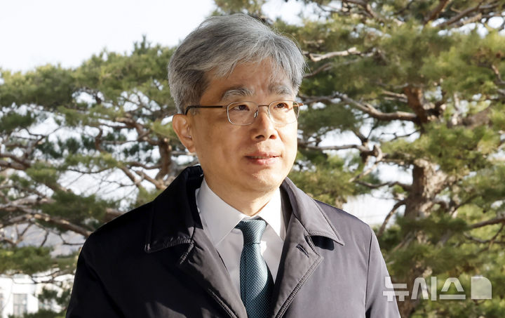 [서울=뉴시스] 김혜진 기자 = 김상환 헌법재판소 소장이 13일 서울 종로구 헌법재판소로 출근하고 있다. 2026.03.13. jini@newsis.com