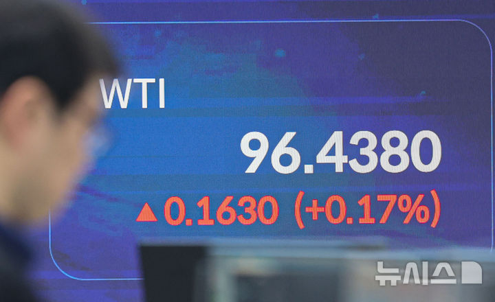 [서울=뉴시스] 중동 분쟁이 장기화 조짐을 보이면서 국제 유가가 또다시 배럴당 100달러 선을 넘어섰다. 사진은 13일 오전 서울 중구 우리은행 본점 딜링룸 전광판에 서부텍사스산중질유(WTI) 가격이 표시되어 있다. 2026.03.13.