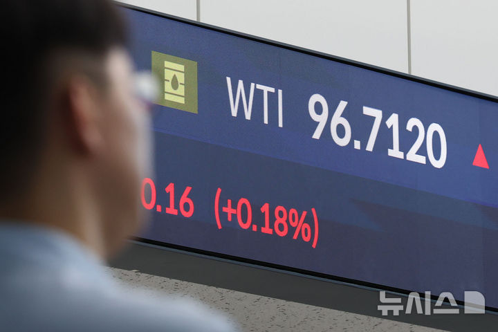[서울=뉴시스] 권창회 기자 = 지난 13일 오전 서울 중구 우리은행 본점 딜링룸 전광판에 서부텍사스산중질유(WTI) 가격이 표시돼 있는 모습. 2026.03.13. kch0523@newsis.com