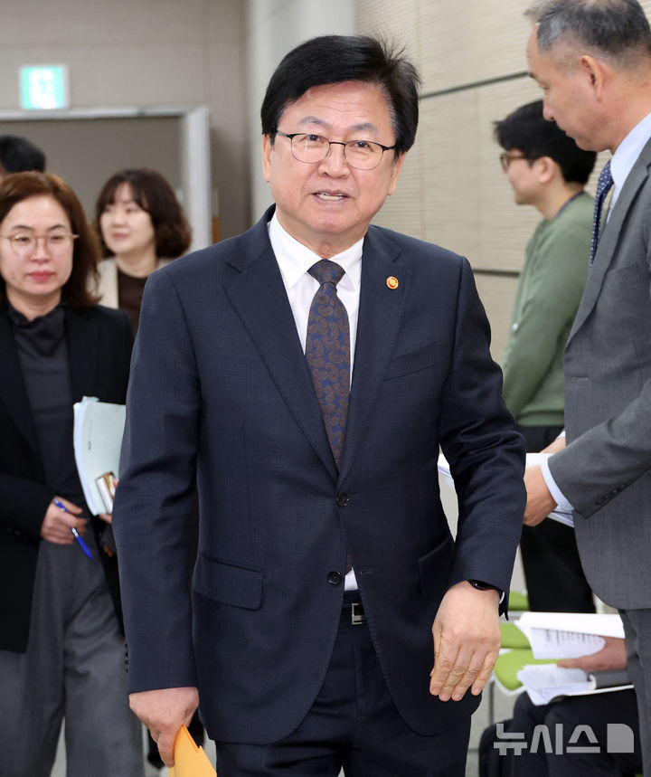 [세종=뉴시스] 강종민 기자 = 최교진 교육부 장관이 13일 세종시 정부세종청사에서 서울을 제외한 지역의 32개 대학의 2027학년도~2031학년도 의과대학 학생 정원 배정안 발표를 위해 단상에 오르고 있다. 2026.03.13. ppkjm@newsis.com