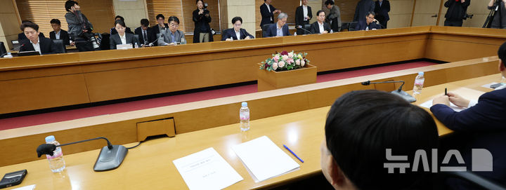 [서울=뉴시스] 박주성 기자 = 김정관 산업통상부 장관이 13일 오전 서울 무역보험공사 회의실에서 석유 최고가격제 관련 석유시장 점검회의에 참석하고 있다. 2026.03.13. park7691@newsis.com