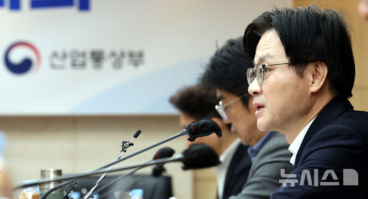 [서울=뉴시스] 박주성 기자 = 김정관 산업통상부 장관이 13일 오전 서울 무역보험공사 회의실에서 석유 최고가격제 관련 석유시장 점검회의에서 모두발언을 하고 있다. 2026.03.13. park7691@newsis.com