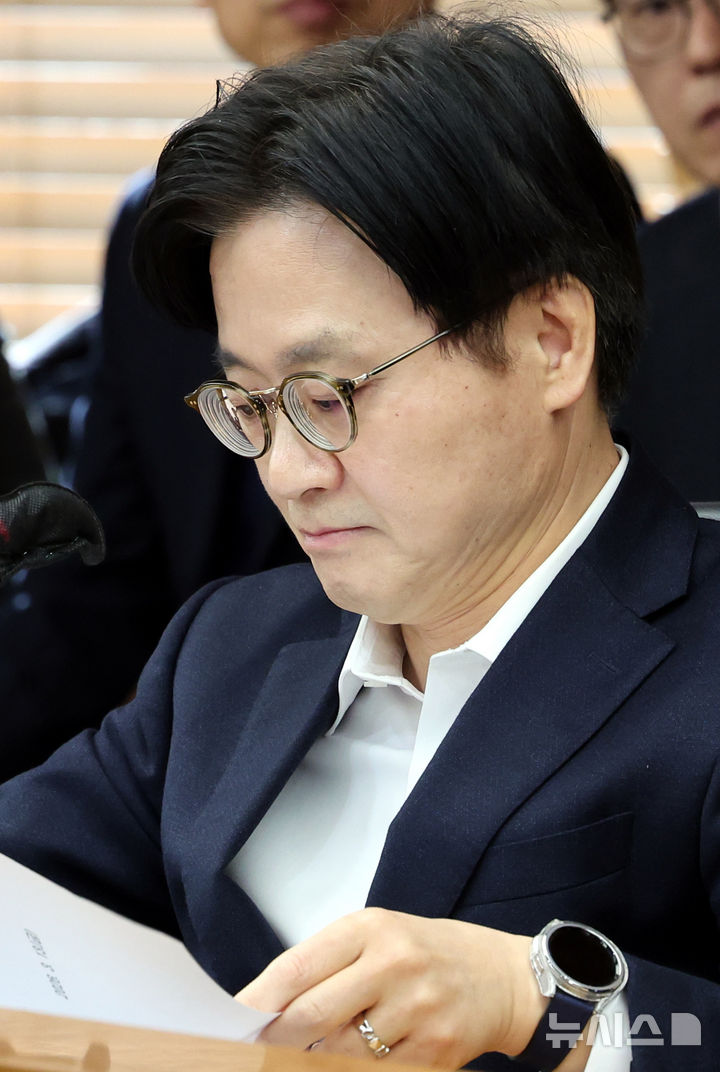 [서울=뉴시스] 박주성 기자 = 김정관 산업통상부 장관이 13일 오전 서울 무역보험공사 회의실에서 석유 최고가격제 관련 석유시장 점검회의에 참석하고 있다. 2026.03.13. park7691@newsis.com