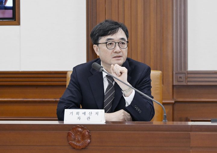 [서울=뉴시스] 임기근 기획예산처 장관 직무대행 차관이 13일 서울 종로구 정부서울청사에서 중동상황 점검 관계부처 차관회의를 주재하고 있다. (사진=기획예산처 제공) 2026.03.13. photo@newsis.com *재판매 및 DB 금지