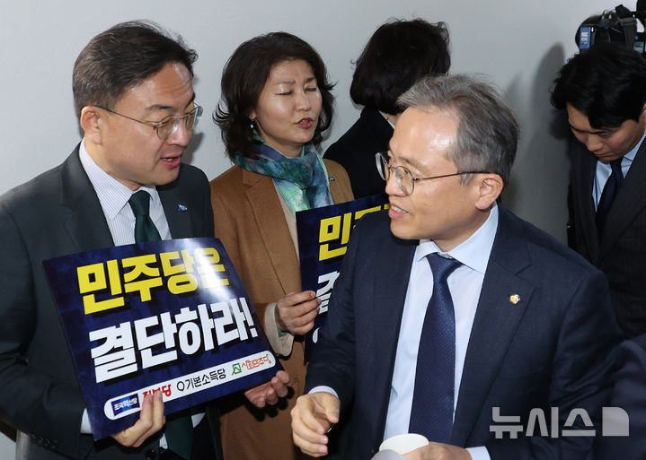 [서울=뉴시스] 김금보 기자 = 조국혁신당·진보당·기본소득당·사회민주당 등 진보 야4당 의원들이 13일 오전 서울 여의도 국회에서 정치개혁특별위원회 전체회의에 참석하는 송기헌 위원장 등 더불어민주당 의원들을 향해 중대선거구제 도입과 비례대표 정수 확대 등 선거제 개편을 촉구하고 있다. 2026.03.13. kgb@newsis.com