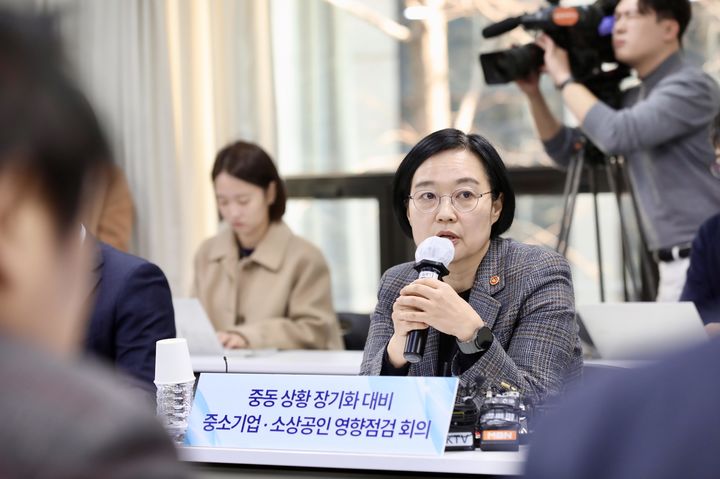 [서울=뉴시스] 한성숙 중소벤처기업부 장관이 지난 13일 서울 영등포구 중소기업중앙회에서 열린 '중동 상황 장기화 대비 중소기업·소상공인 영향 점검 회의'에서 발언하고 있다. (사진=중소벤처기업부 제공) 2026.03.27. photo@newsis.com *재판매 및 DB 금지