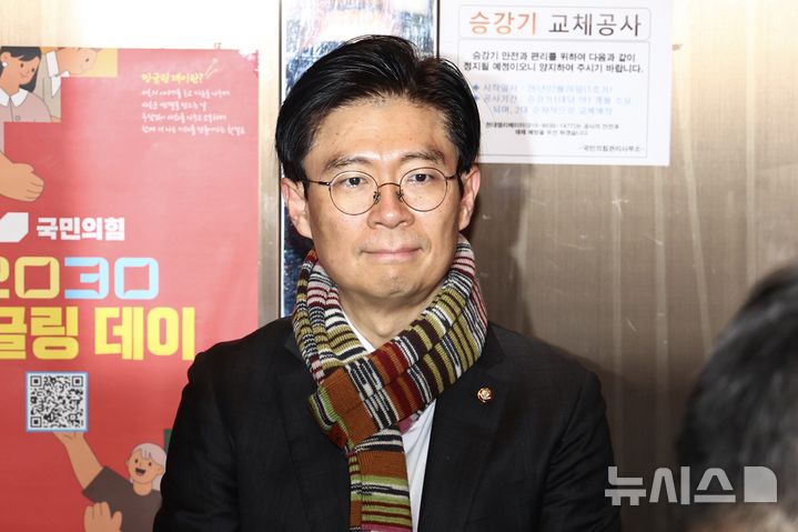 [서울=뉴시스] 김명년 기자 = 조정훈 국민의힘 인재영입위원장이 13일 오전 서울 여의도 중앙당사에서 이동하고 있다. 2026.03.13. kmn@newsis.com