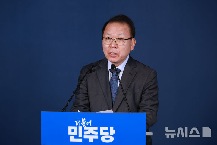 [서울=뉴시스] 고승민 기자 = 김이수 더불어민주당 공천관리위원장이 13일 서울 여의도 더불어민주당사에서 공천 심사 결과 발표를 하고 있다. 2026.03.13. kkssmm99@newsis.com