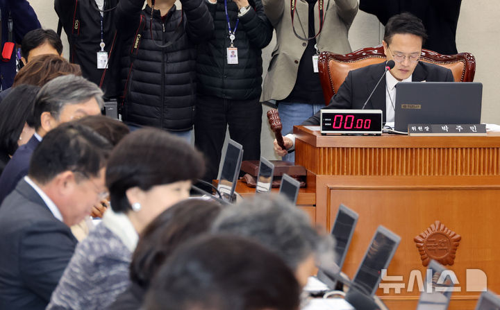 [서울=뉴시스] 김금보 기자 = 박주민 국회 보건복지위원회 위원장이 13일 오전 서울 여의도 국회에서 열린 전체회의에서 의사봉을 두드리고 있다. 2026.03.13. kgb@newsis.com
