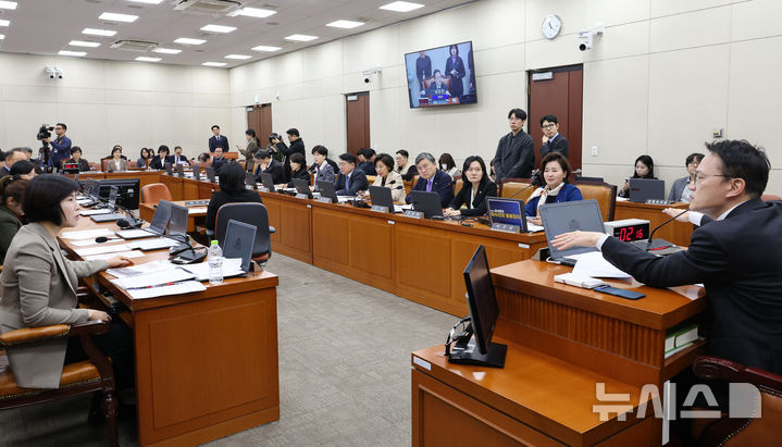 [서울=뉴시스] 김금보 기자 = 박주민 국회 보건복지위원회 위원장이 13일 오전 서울 여의도 국회에서 열린 전체회의에서 이수진 여당 간사와 김미애 야당 간사의 언쟁을 중재하고 있다. 2026.03.13. kgb@newsis.com