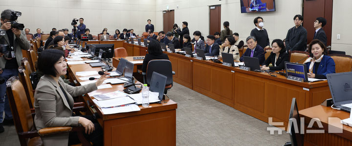 [서울=뉴시스] 김금보 기자 = 이수진 국회 보건복지위원회 여당 간사와 김미애 야당 간사가 13일 오전 서울 여의도 국회에서 열린 보건복지위원회 전체회의에서 언쟁을 하고 있다. 2026.03.13. kgb@newsis.com