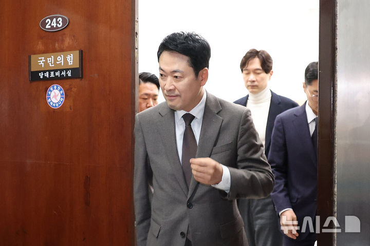 [서울=뉴시스] 김금보 기자 = 장동혁 국민의힘 대표가 13일 오전 서울 여의도 국회에서 이정현 공천관리위원장 사퇴와 관련해 최고위원들과 면담을 마친 뒤 이동하고 있다. 2026.03.13. kgb@newsis.com