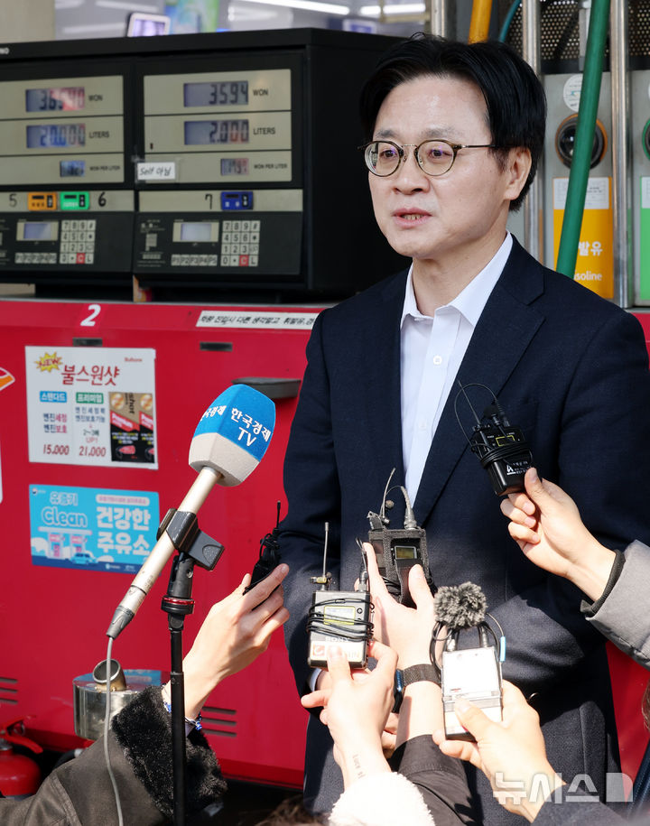 [서울=뉴시스] 박주성 기자 = 김정관 산업통상부 장관이 13일 오전 석유 최고가격제 관련 서울 마포구 SK에너지 직영 주유소를 방문해 취재진들에게 현장 방문 관련 발언을 하고 있다. 2026.03.13. park7691@newsis.com