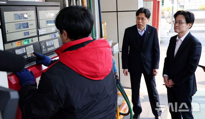 [서울=뉴시스] 박주성 기자 = 김정관 산업통상부 장관이 13일 오전 석유 최고가격제 관련 서울 마포구 SK에너지 직영 주유소를 방문하고 있다. 2026.03.13. park7691@newsis.com