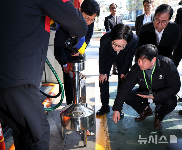[서울=뉴시스] 박주성 기자 = 김정관 산업통상부 장관이 13일 오전 석유 최고가격제 관련 서울 마포구 SK에너지 직영 주유소를 방문해 한국석유관리원 직원에게 정량기준탱크를 사용해 정량 검사하는 방법에 대한 설명을 듣고 있다. 정량기준탱크는 주유소 등에서 정량(정량판매) 검사를 위해 사용되는 기준계량용 탱크이다. 2026.03.13. park7691@newsis.com