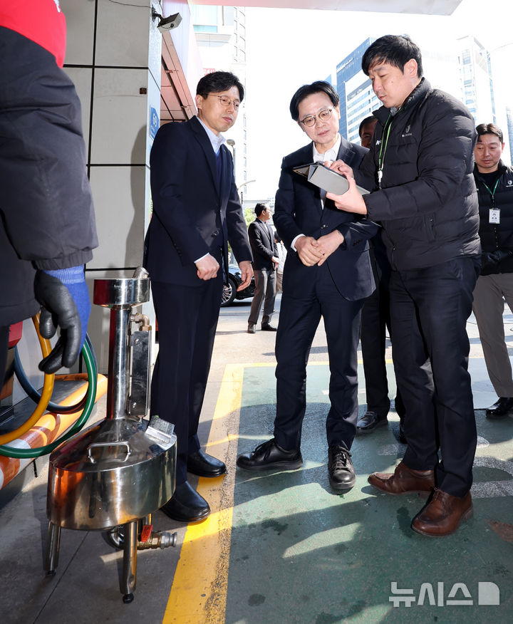 [서울=뉴시스] 박주성 기자 = 김정관 산업통상부 장관이 13일 오전 석유 최고가격제 관련 서울 마포구 SK에너지 직영 주유소를 방문해 한국석유관리원 직원에게 정량기준탱크를 사용해 정량 검사하는 방법에 대한 설명을 듣고 있다. 정량기준탱크는 주유소 등에서 정량(정량판매) 검사를 위해 사용되는 기준계량용 탱크이다. 2026.03.13. park7691@newsis.com