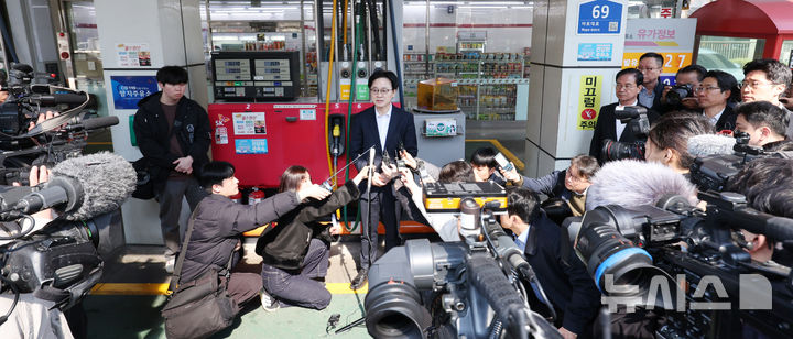 [서울=뉴시스] 박주성 기자 = 김정관 산업통상부 장관이 13일 오전 석유 최고가격제 관련 서울 마포구 SK에너지 직영 주유소를 방문해 취재진들에게 현장 방문 관련 발언을 하고 있다. 2026.03.13. park7691@newsis.com