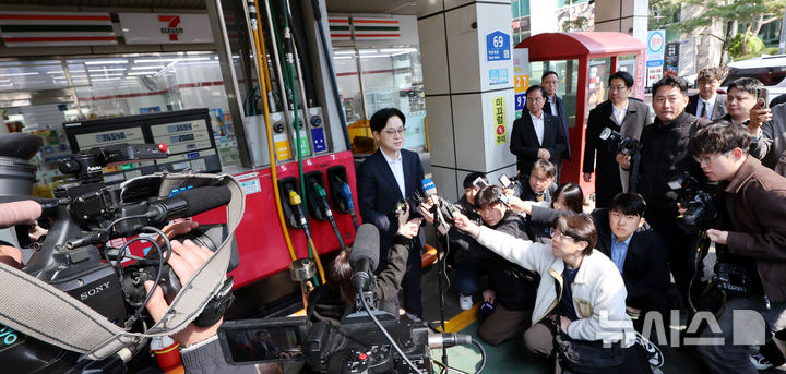 [서울=뉴시스] 박주성 기자 = 김정관 산업통상부 장관이 전날 오전 석유 최고가격제 관련 서울 마포구 SK에너지 직영 주유소를 방문해 취재진들에게 현장 방문 관련 발언을 하고 있다. 2026.03.13. park7691@newsis.com