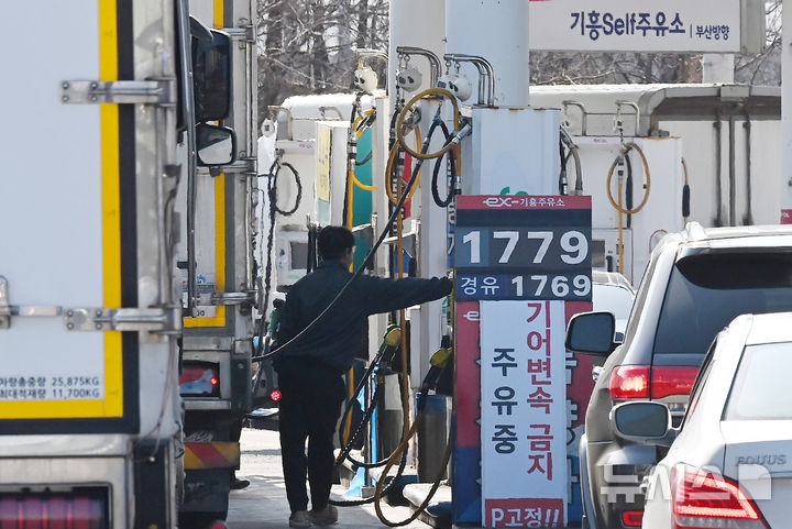 [용인=뉴시스] 김종택 기자 = 국내 기름값 안정화를 위해 석유 최고가격제가 시행된 13일 경기 용인시 경부고속도로 부산방향 기흥휴게소에서 운전자들이 차량에 기름을 넣고 있다. 2026.03.13. jtk@newsis.com