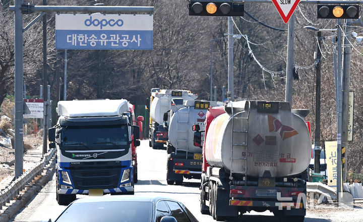 [성남=뉴시스] 김종택 기자 = 국내 기름값 안정화를 위해 석유 최고가격제가 시행된 13일 경기 성남시 분당구 대한송유관공사 서울지사 인근 도로에서 유조차가 지나가고 있다. 정부가 석유 가격에 상한선을 설정한 것은 지난 1997년 유가 완전자유화 이후 30여년 만에 처음이다. 이번부터 적용되는 1차 최고가격은 리터당 보통휘발유 1724원, 자동차용 경유 1713원, 등유 1320원으로 설정됐다. 2026.03.13. jtk@newsis.com