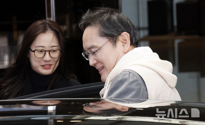 [서울=뉴시스] 김혜진 기자 = 이재용 삼성전자 회장이 유럽 출장을 마치고 13일 오후 서울 강서구 김포비즈니스항공센터를 통해 귀국하고 있다. 2026.03.13. jini@newsis.com