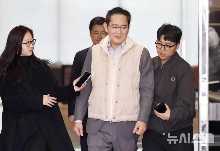 [서울=뉴시스] 김혜진 기자 = 이재용 삼성전자 회장이 유럽 출장을 마치고 13일 오후 서울 강서구 김포비즈니스항공센터를 통해 귀국하고 있다. 2026.03.13. jini@newsis.com