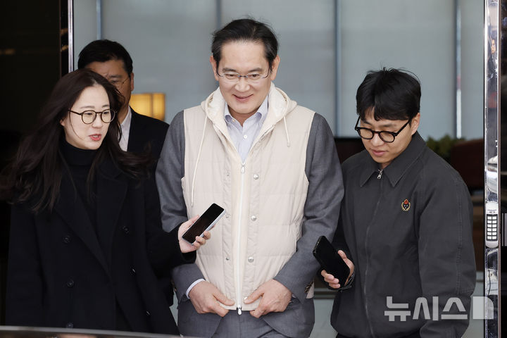 [서울=뉴시스] 김혜진 기자 = 이재용 삼성전자 회장이 유럽 출장을 마치고 13일 오후 서울 강서구 김포비즈니스항공센터를 통해 귀국하고 있다. 2026.03.13. jini@newsis.com