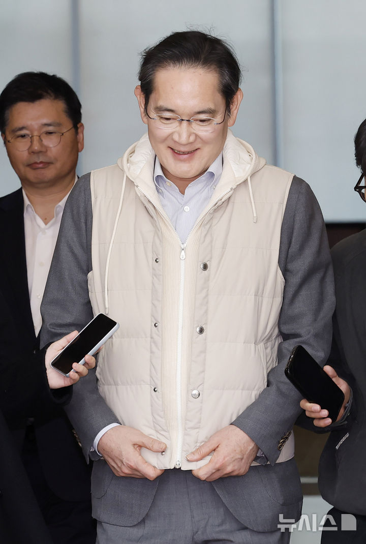 [서울=뉴시스] 김혜진 기자 = 이재용 삼성전자 회장이 유럽 출장을 마치고 13일 오후 서울 강서구 김포비즈니스항공센터를 통해 귀국하고 있다. 2026.03.13. jini@newsis.com
