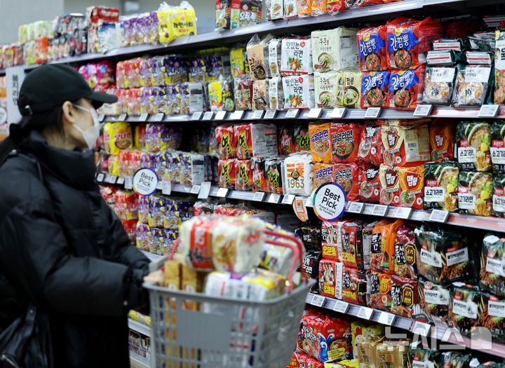 [서울=뉴시스] 김진아 기자 = 서울 시내 대형마트에 라면이 진열돼 있다. 2026.03.13. bluesoda@newsis.com