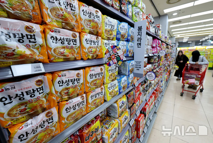 [서울=뉴시스] 김진아 기자 = 서울 시내 대형마트에 라면이 진열돼 있다. 2026.03.13. bluesoda@newsis.com