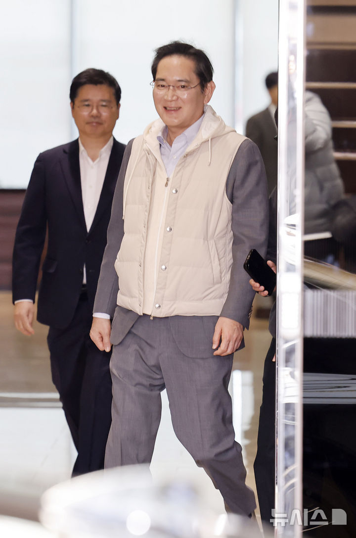 [서울=뉴시스] 김혜진 기자 = 이재용 삼성전자 회장이 유럽 출장을 마치고 13일 오후 서울 강서구 김포비즈니스항공센터를 통해 귀국하고 있다. 2026.03.13. jini@newsis.com