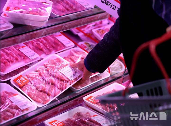 [서울=뉴시스] 김진아 기자 = 지난 13일 서울 시내 대형마트에 돼지고기가 진열돼 있다. 2026.03.13. bluesoda@newsis.com