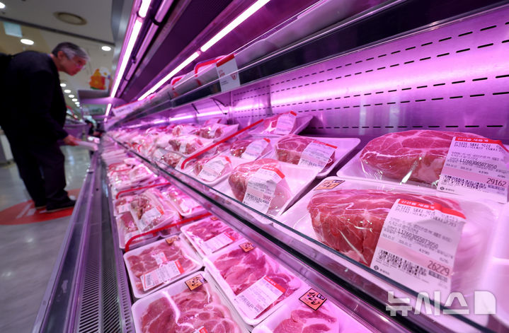 [서울=뉴시스] 김진아 기자 = 서울 시내 대형마트에 돼지고기가 진열돼 있다. 2026.03.13. bluesoda@newsis.com