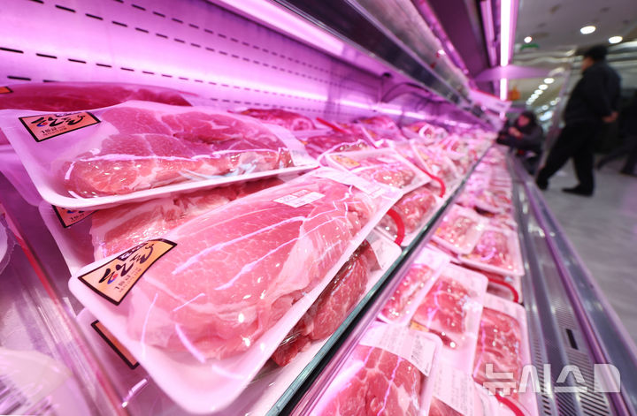 [서울=뉴시스] 김진아 기자 = 지난 13일 서울 시내 대형마트에 돼지고기가 진열돼 있다. 2026.03.13. bluesoda@newsis.com