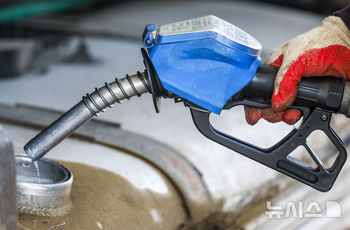 [서울=뉴시스] 정병혁 기자 = 30년 만에 석유 최고가격제가 시행된 13일 서울시내 한 주유소에서 시민들이 주유를 하고 있다. 정부는 이날 0시부터 정유사가 주유소 등에 공급하는 가격의 상한선을 설정하는 '석유 최고가격제'를 시행했다. 1차 최고가격은 ℓ당 보통휘발유 1724원, 자동차용 경유 1713원, 등유 1320원이다. 2026.03.13. jhope@newsis.com