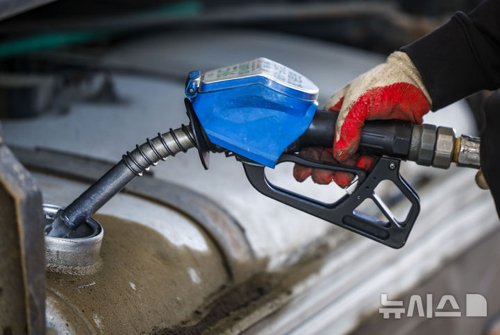 [서울=뉴시스] 정병혁 기자 = 30년 만에 석유 최고가격제가 시행된 13일 서울시내 한 주유소에서 시민들이 주유를 하고 있다. 기준금리 결정을 이틀 앞둔 미 연방준비제도(Fed·연준)가 중동 사태로 의견 갈등이 더욱 심화될 것이라는 전망이 나왔다. 오일 쇼크로 인플레이션 자극 우려와 경기 둔화 신호가 동시에 켜지면서다. 2026.03.17.