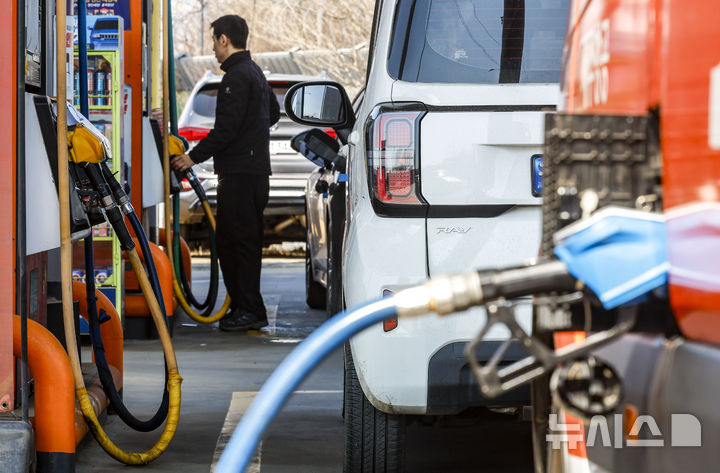 [서울=뉴시스] 정병혁 기자 = 30년 만에 석유 최고가격제가 시행된 13일 서울시내 한 주유소에서 시민들이 주유를 하고 있다.&nbsp; 정부는 이날 0시부터 정유사가 주유소 등에 공급하는 가격의 상한선을 설정하는 '석유 최고가격제'를 시행했다. 1차 최고가격은 ℓ당 보통휘발유 1724원, 자동차용 경유 1713원, 등유 1320원이다.&nbsp; 2026.03.13. jhope@newsis.com