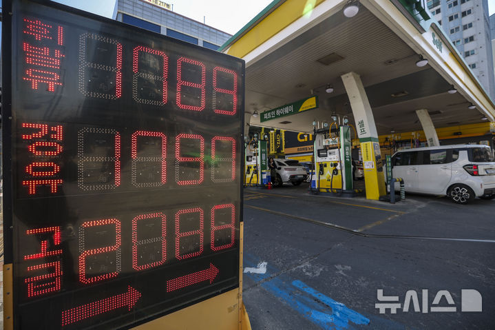 [서울=뉴시스] 정병혁 기자 = 30년 만에 석유 최고가격제가 시행된 전날 서울시내 한 주유소에 유가정보가 나타나있다. 정부는 13일 0시부터 정유사가 주유소 등에 공급하는 가격의 상한선을 설정하는 '석유 최고가격제'를 시행했다. 1차 최고가격은 ℓ당 보통휘발유 1724원, 자동차용 경유 1713원, 등유 1320원이다. 2026.03.13. jhope@newsis.com