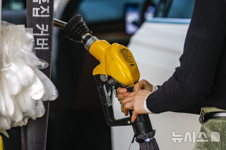 [서울=뉴시스] 정병혁 기자 = 지난 13일 서울시내 한 주유소에서 시민들이 주유를 하고 있다.미국 주요 석유업계 최고경영자(CEO)들이 이란 전쟁으로 인한 에너지 위기가 악화할 가능성이 높다고 도널드 트럼프 미국 행정부에 경고했다. 2026.03.16. jhope@newsis.com