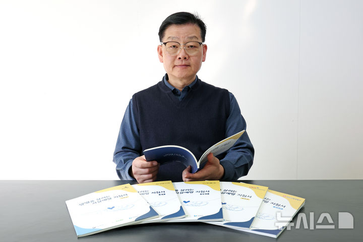 [서울=뉴시스] 박진희 기자 = 김태성 한국종교인평화회의(KCRP) 사무총장이 13일 서울 종로구 한국종교인평화회의 사무실에서 인터뷰 하고 있다. 2026.03.14. pak7130@newsis.com