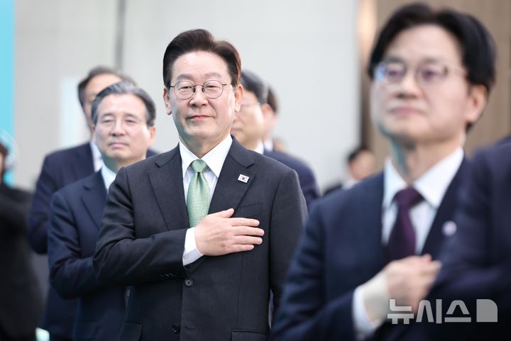 [충북=뉴시스] 고범준 기자 = 이재명 대통령이 13일 충북 청주오스코에서 열린 '충북의 마음을 듣다' 타운홀미팅에서 국민의례를 하고 있다. (청와대통신사진기자단) 2026.03.13. bjko@newsis.com