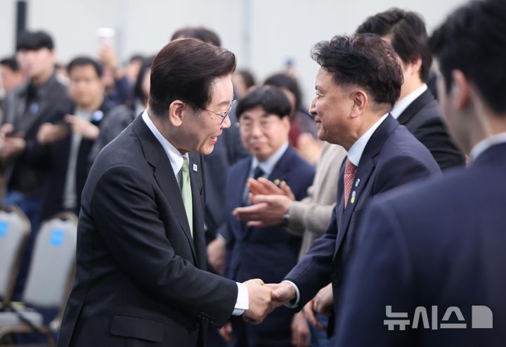 [충북=뉴시스] 고범준 기자 = 이재명 대통령이 13일 충북 청주오스코에서 열린 '충북의 마음을 듣다' 타운홀미팅에 입장하고 있다. (청와대통신사진기자단) 2026.03.13. bjko@newsis.com