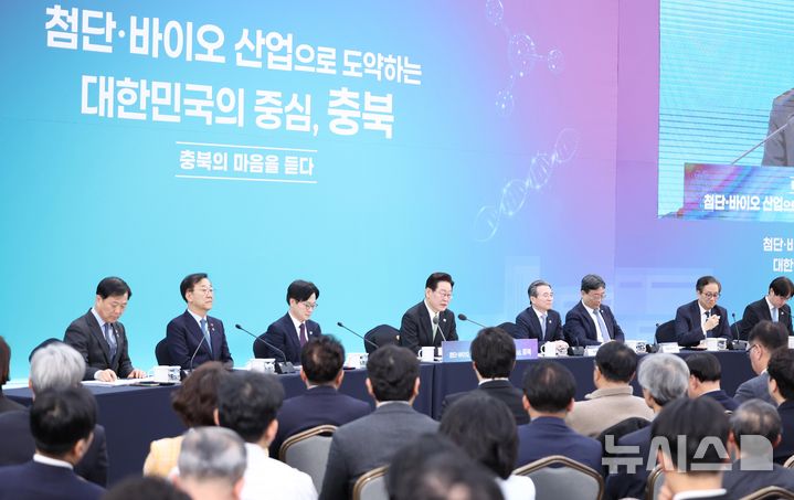 [청주=뉴시스] 고범준 기자 = 이재명 대통령이 13일 충북 청주오스코에서 열린 '충북의 마음을 듣다' 타운홀미팅에서 발언하고 있다. (청와대통신사진기자단) 2026.03.13. bjko@newsis.com