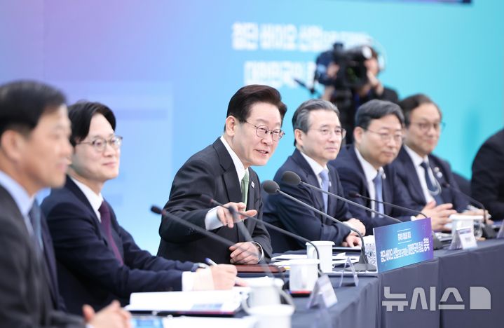 [청주=뉴시스] 고범준 기자 = 이재명 대통령이 13일 충북 청주오스코에서 열린 '충북의 마음을 듣다' 타운홀미팅에서 발언하고 있다. (청와대통신사진기자단) 2026.03.13. bjko@newsis.com