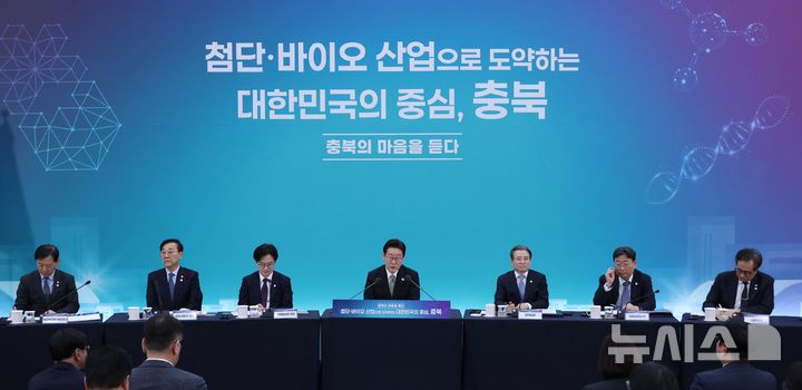 [청주=뉴시스] 고범준 기자 = 이재명 대통령이 13일 충북 청주오스코에서 열린 '충북의 마음을 듣다' 타운홀미팅에서 발언하고 있다. (청와대통신사진기자단) 2026.03.13. bjko@newsis.com